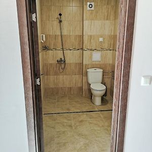 Zimmer mit Kingsize-Bett für Gäste mit Behinderungen